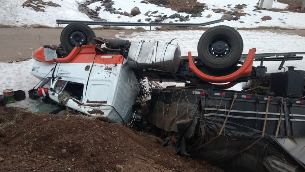 Alta monta�a: un camionero de origen brasile�o se descompens� y desbarranc� al r�o
