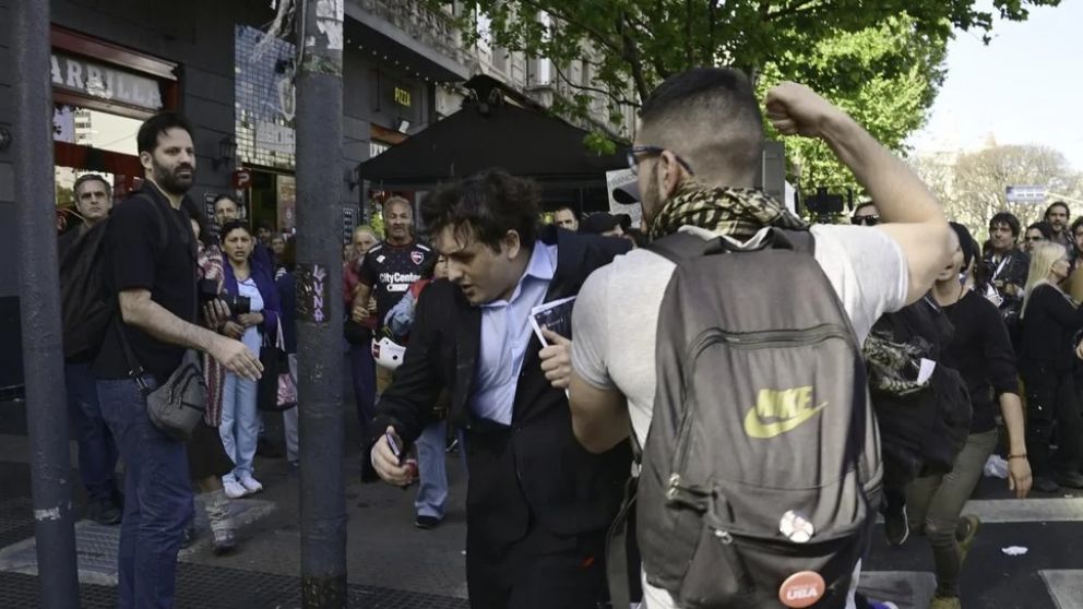 Luego del veto, agredieron a un streamer libertario afuera del Congreso