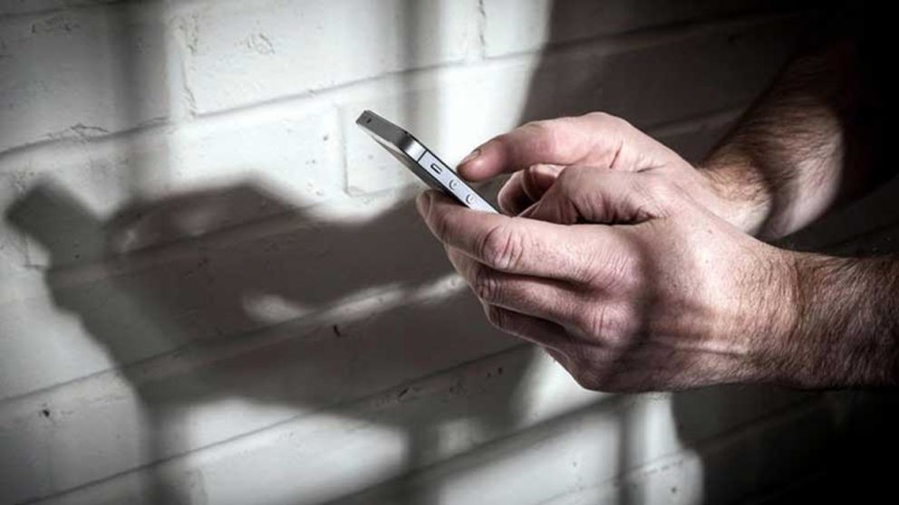 Qué son los “teléfonos antivandálicos” que instalarán en en las cárceles tras el retiro progresivo de celulares