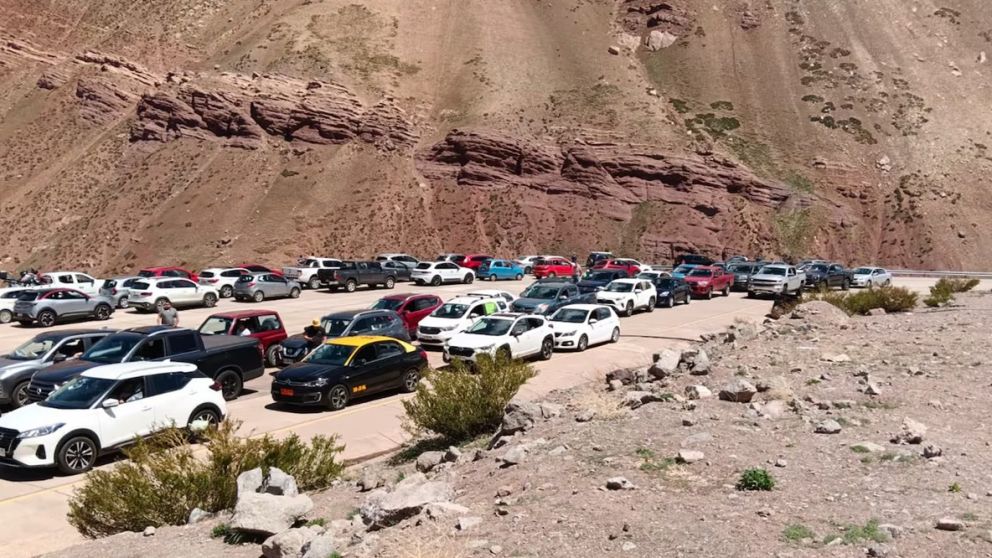Gran cantidad de chilenos decidieron volver a su país luego de esperar casi 10 horas en el Paso Cristo Redentor