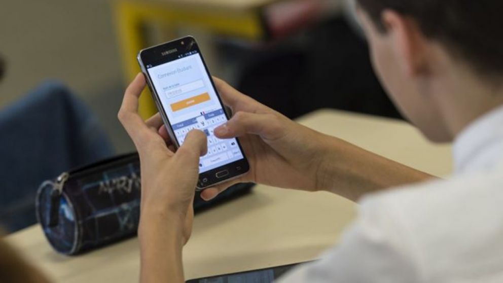 Los curiososos argumentos de un colegio de Mendoza para prohibir el celular a los alumnos