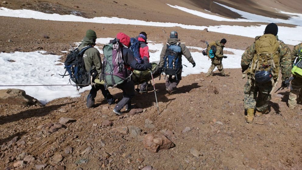 La policía de Mendoza rescató en la zona del Cristo Redentor a una turista que sufría de hipotermia