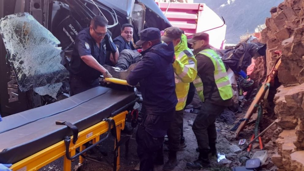 Volcó un camión y cayó sobre un auto en alta montaña, camino a Chile: un muerto y varias personas atrapadas