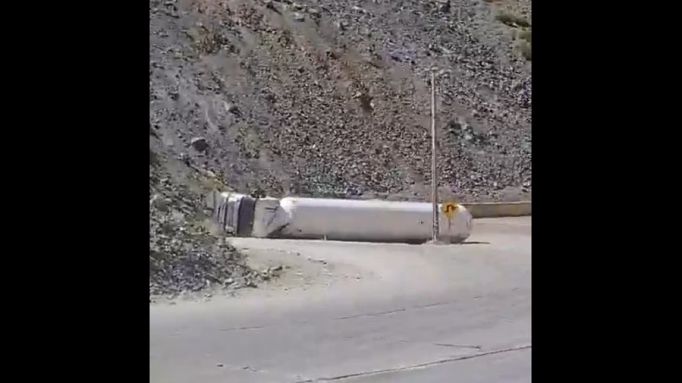 Otro accidente en la ruta a Chile: volc� un cami�n de gas y suspendieron el paso Cristo Redentor