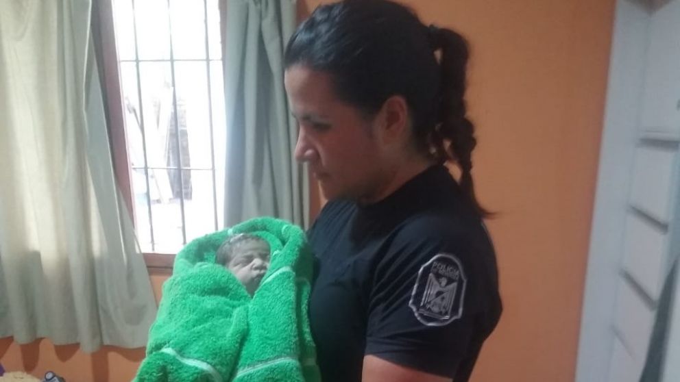 Dos efectivos policiales de Mendoza colaboraron en el nacimiento de una bebé en San Martín