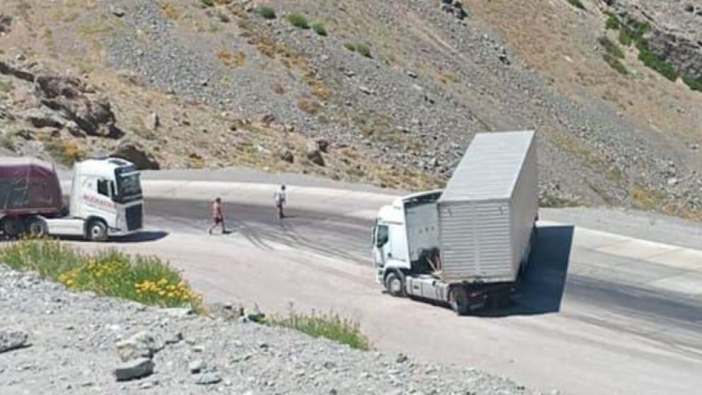 Alerta en los caracoles de Chile: un camión despistó y derramó gasoil