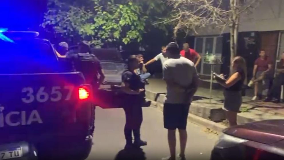 Estafados por una agencia de turismo reclamaron en la puerta de la casa del due�o en Guaymall�n