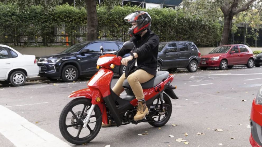 Un proyecto busca que los motociclistas circulen con un chaleco con código QR