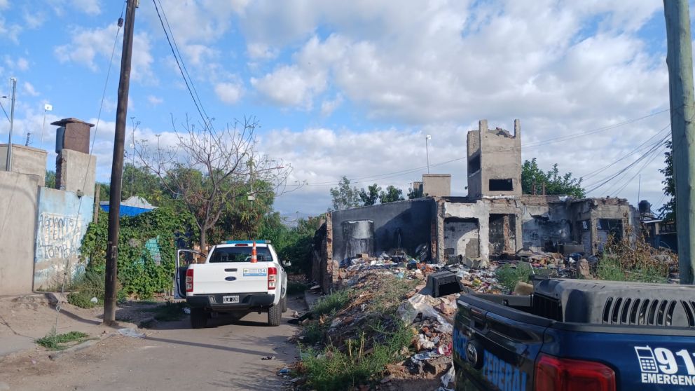 Incendio en Godoy Cruz: volc� un cami�n regador mientras combat�an el fuego en el basural del Campo Papa