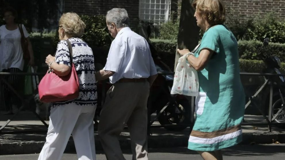 Es oficial: los jubilados cobrarán el bono de $70.000 en octubre y la jubilación mínima roza los $400.000