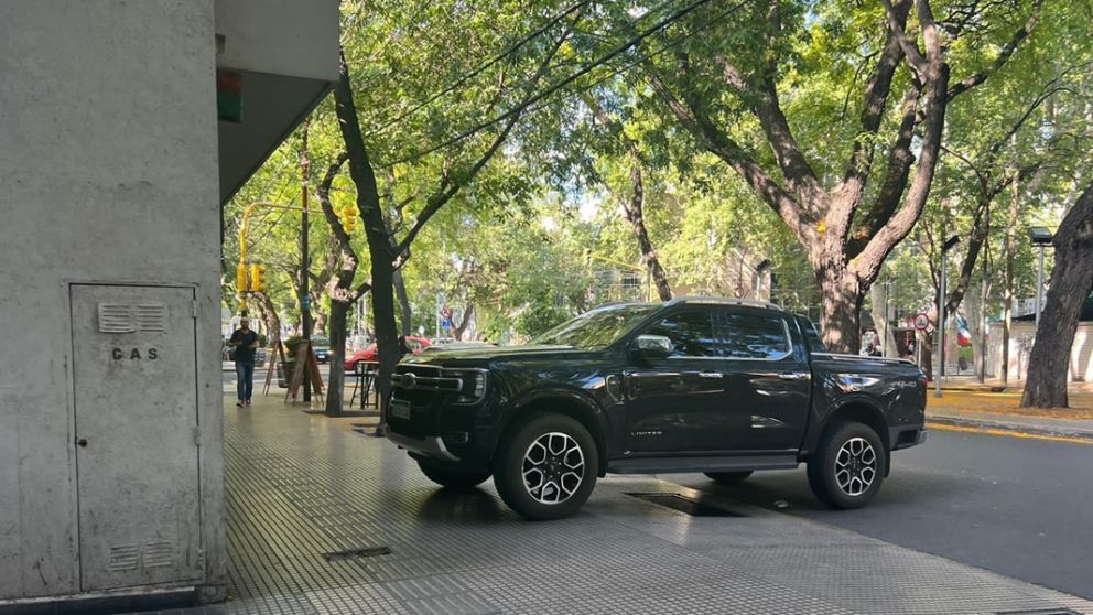 El mamerto del día: estaciona en la vereda y complica a los que intentan ingresar a sus cocheras