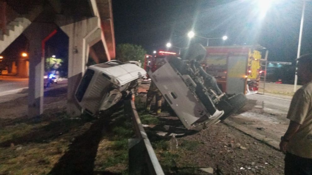 Un hombre de 44 años volcó en solitario con su camioneta en el Acceso Este, en Guaymallén
