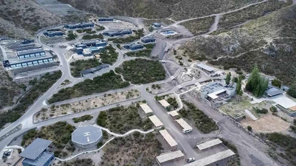 Agua de vertiente purificada y helipuerto: así es el lujoso complejo de Daniel Vila en El Challao
