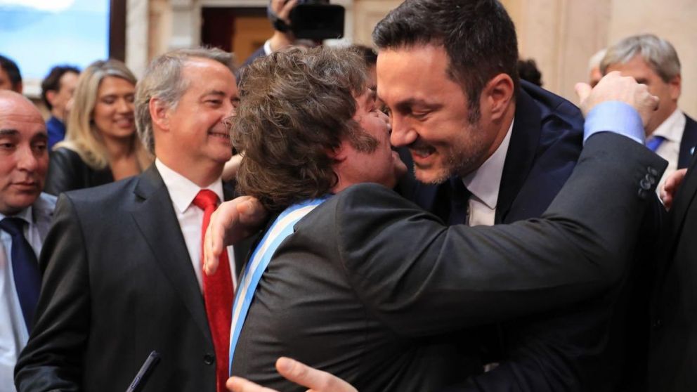 Luis Petri recibe el abrazo de Milei.
