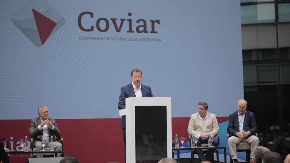 El cooperativista riojano Mario Gonz�lez, presidente de COVIAR, habla durante el �ltimo Desayuno de la Vendimia.
