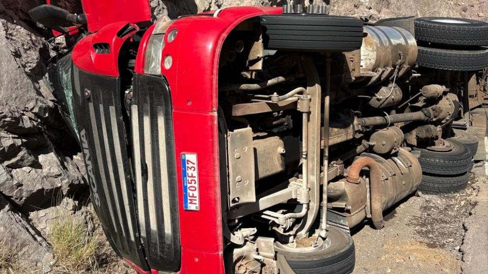 Un camión que transportaba manzanas perdió el control y volcó en Alta Montaña