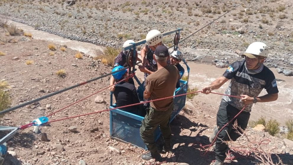 Gendarmes ayudaron a tres andinistas a cruzar el r�o Tupungato mediante el uso de una tirolesa