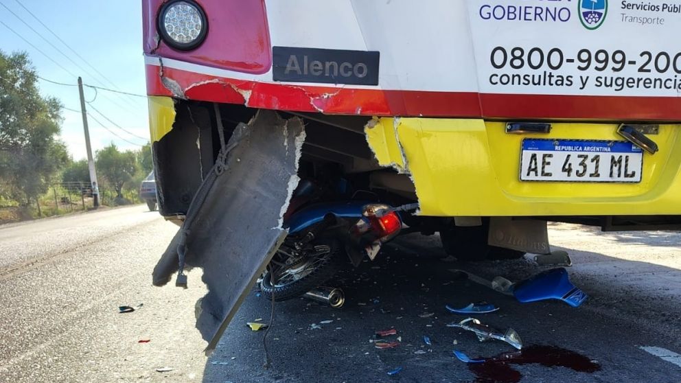 Junín: motociclista con heridas graves luego de incrustarse debajo de un colectivo