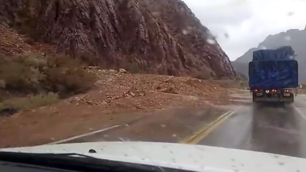 Caos en la Ruta 7: una tormenta eléctrica causó derrumbes y desbarrancamientos en Uspallata