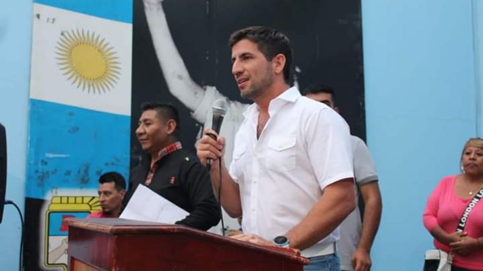 El diputado libertario Manuel Quintar lleg� al Congreso sobre un Tesla