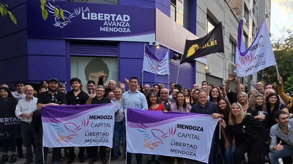 La militancia junto a Correa Llano.