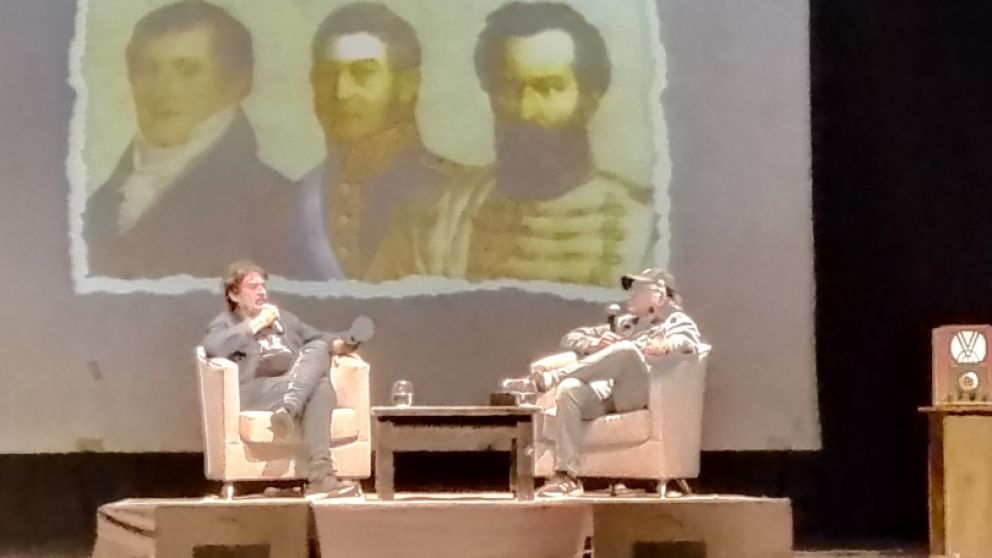 Felipe Pigna y Pedro Saborido, durante su presentaci�n en el teatro Plaza.
