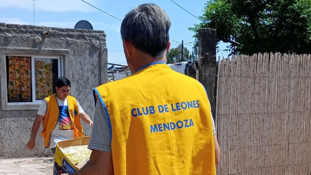 Comprás y ayudás: una feria americana recauda para comprar alimentos para los merenderos mendocinos