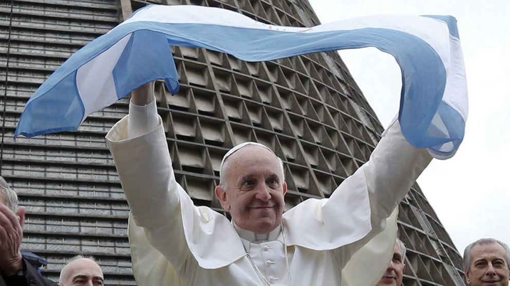 Pope Francis holds an Argentina flag outside the Metropolitan cathedral in Rio de Janeiro July 25, 2013. Pope Francis is on the fourth day of his week-long visit for World Youth Day.  REUTERS/Stefano Rellandini (BRAZIL – Tags: RELIGION)
