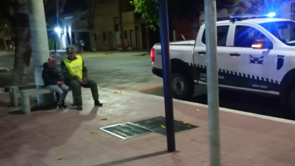 Gendarmes protegieron a un niño que estaba perdido y llorando en General Alvear