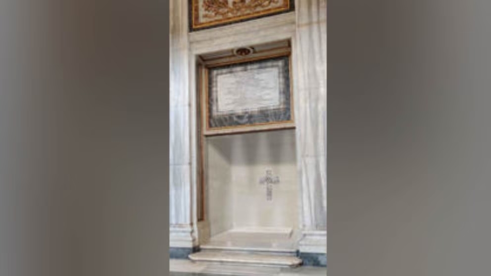 El Vaticano revel� c�mo es la tumba donde descansar�n los restos del papa Francisco
