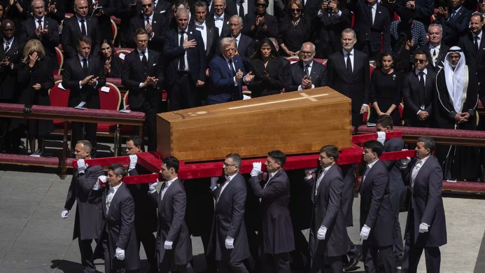 Mandatarios despiden al papa Francisco en la plaza de San Pedro
