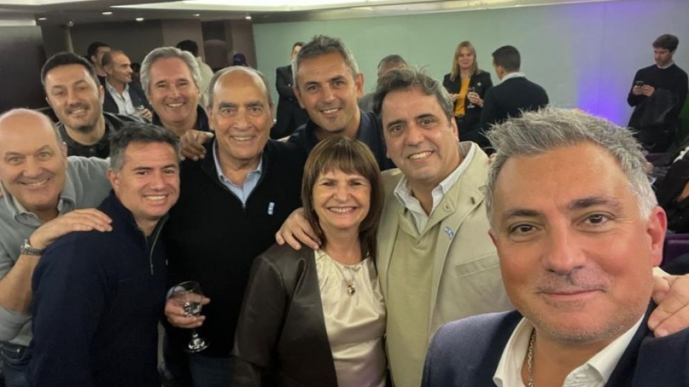 Modo selfie: ya se ven rostros de alegría en el búnker de La Libertad Avanza tras el triunfo de Adorni