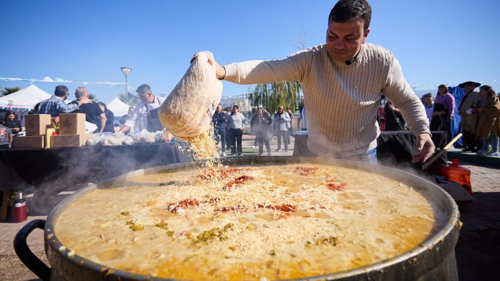 Para festejar el 25 de Mayo, Las Heras cocinó el locro solidario más grande de Mendoza