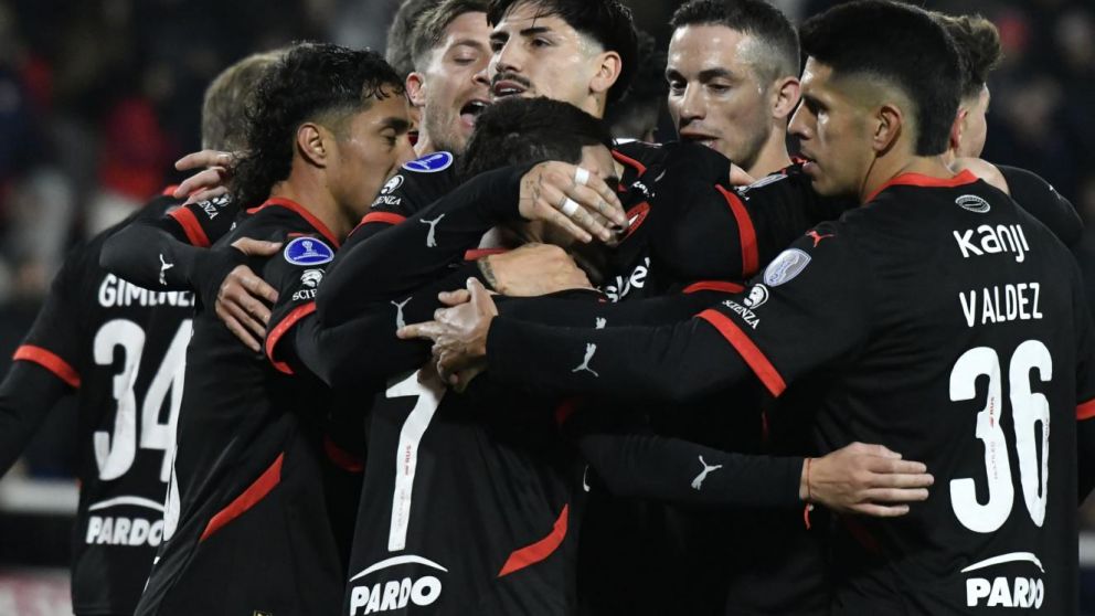 Independiente aplastó al equipo Boliviano.