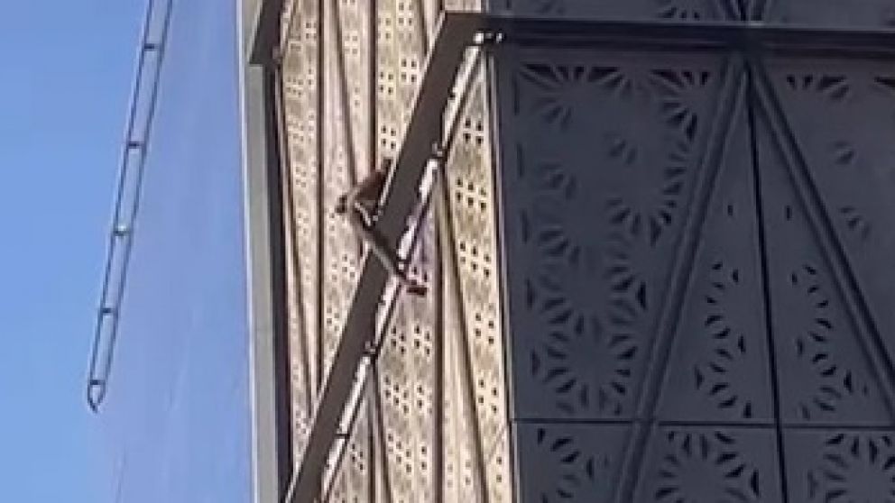 Video: un mendocino escaló sin protección un edificio de la CABA y fue detenido