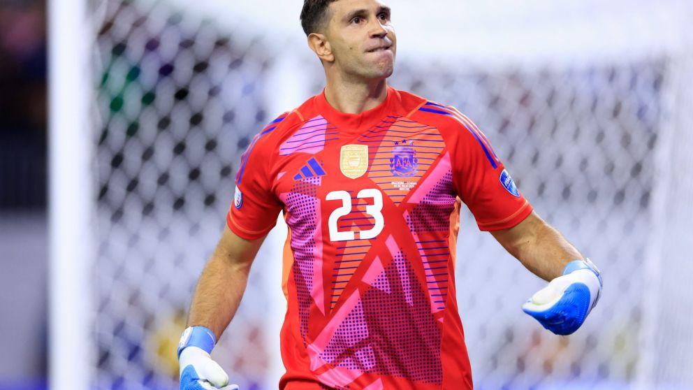 Dibu Martínez se despidió emocionado de Villa Park y su futuro apunta al United.