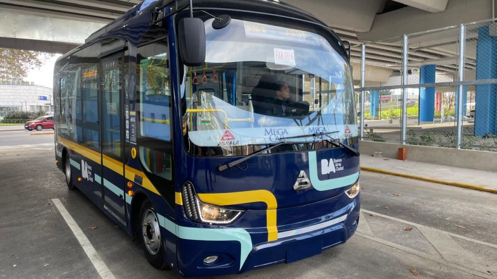 Este es el flamante micro que recorre el casco porteño.
