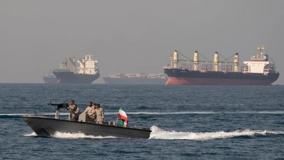 El precio del petr�leo se ir�a a m�s de 100 d�lares el barril tras el cierre del Estrecho de Ormuz