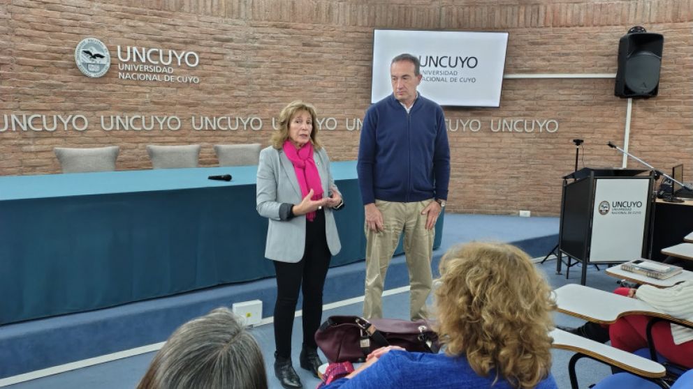 La rectora y el vicerrector explicando la crisis. Foto: Prensa UNCuyo
