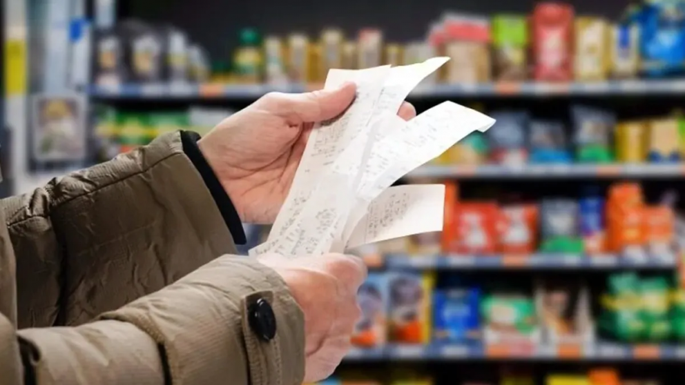 Los salarios volvieron a perder contra la inflación, según el INDEC
