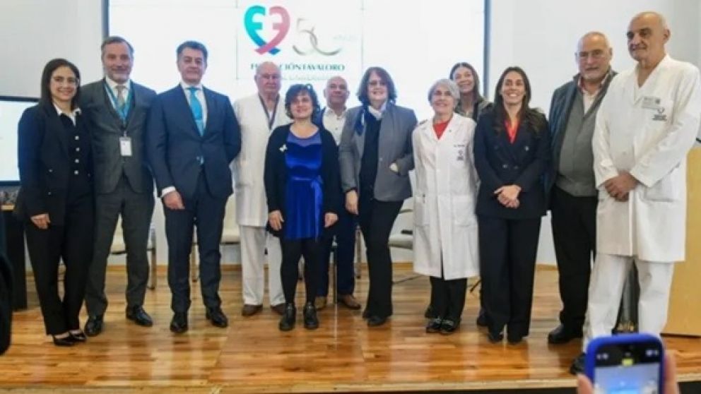 NATALIA OLMOS (DIRECTORA DE COMUNICACIÓN Y RELACIONES INSTITUCIONALES DEL GRUPO OLMOS), OSCAR MENDIZ (DIRECTOR EJECUTIVO DEL HOSPITAL UNIVERSITARIO FUNDACIÓN FAVALORO), MARCELO CARBONE (VICEPRESIDENTE DEL GRUPO OLMOS), HÉCTOR RAFFAELLI (SECRETARIO DEL