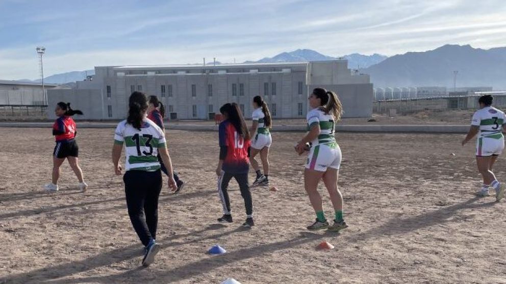 Mujeres privadas de libertad comienzan a jugar al rugby en Mendoza