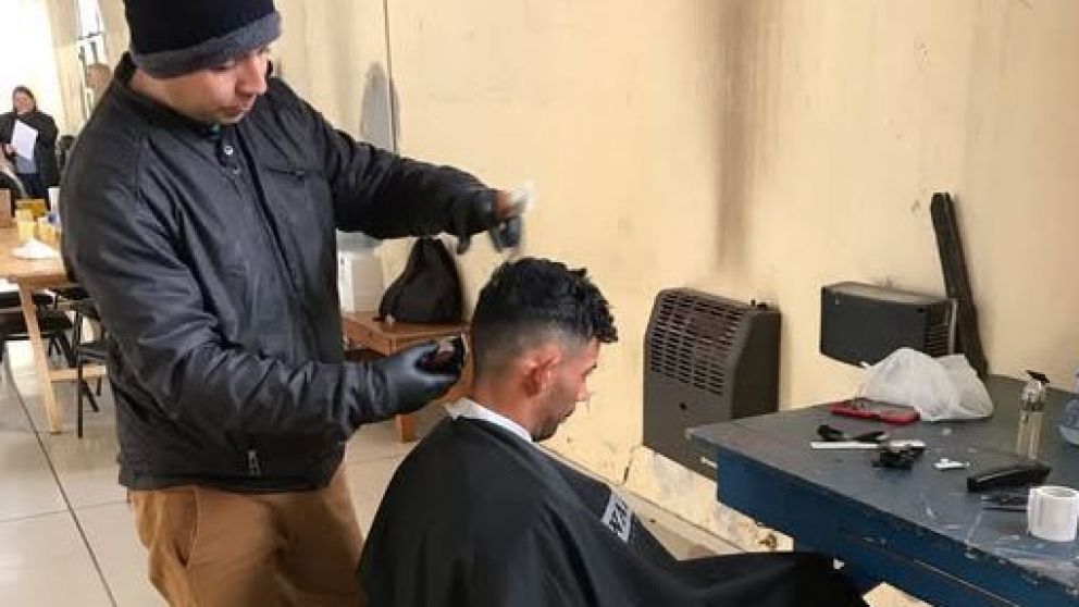 San Mart�n: peluqueros solidarios brindaron cortes gratuitos a personas en situaci�n de calle