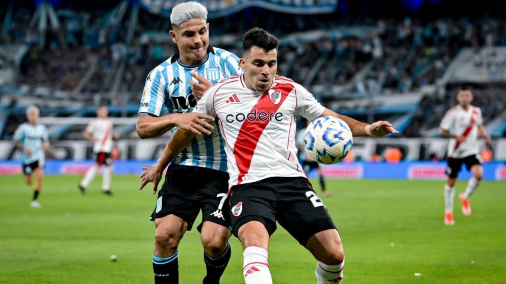 Maxi Salas disputa el bal�n con Acu�a en el �ltimo Racing-River. Ahora son compa�eros.
