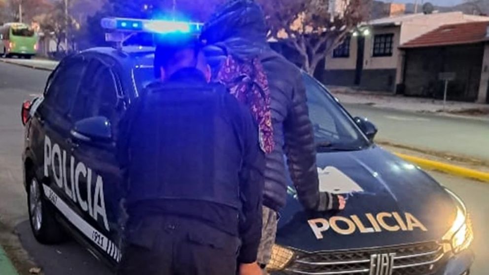 Las Heras: detuvieron a un hombre con una moto robada, cocaína y documentación trucha