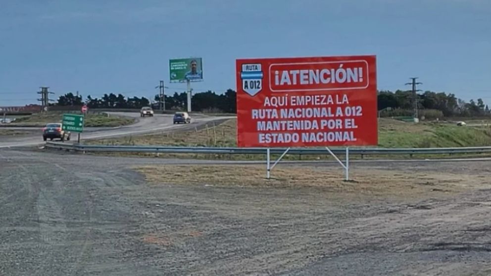 Aparecieron carteles contra Milei por la falta de mantenimiento de rutas