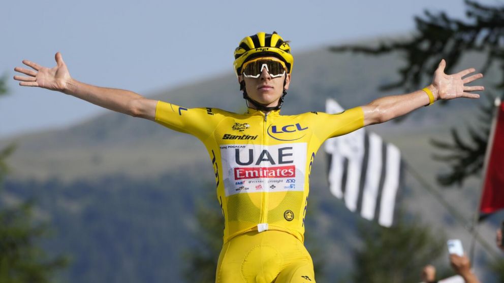 El esloveno Tadej Pogacar, portando el maillot amarillo, cruza la meta al ganar la crono individual.

