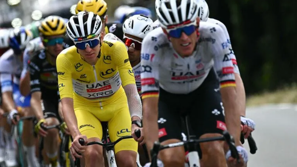 El esloveno Tadej Pogacar, del UAE Team Emirates, con el maillot amarillo de líder de la general, y el alemán Nils Politt, del mismo equipo, pedaleando con el pelotón durante la 15a etapa.