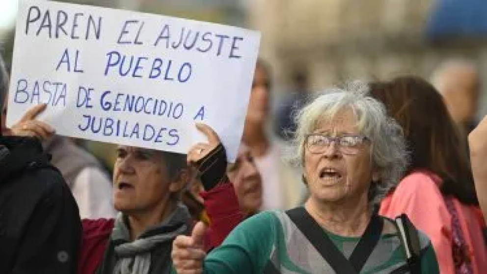 Corridas, gases lacrim�genos y un cami�n hidrante en la marcha de jubilados