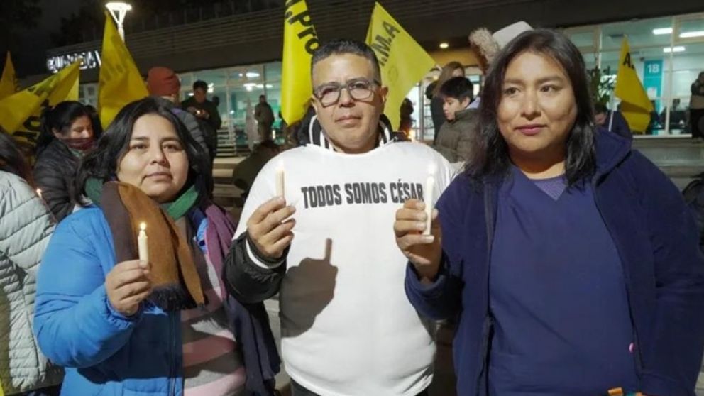 AMProS hizo vigilia en apoyo al licenciado en Enfermer�a del Hospital Central que fue despedido